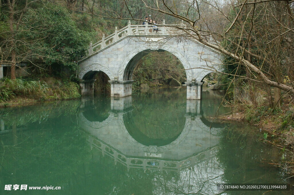 衡山古桥映于碧绿河水之上