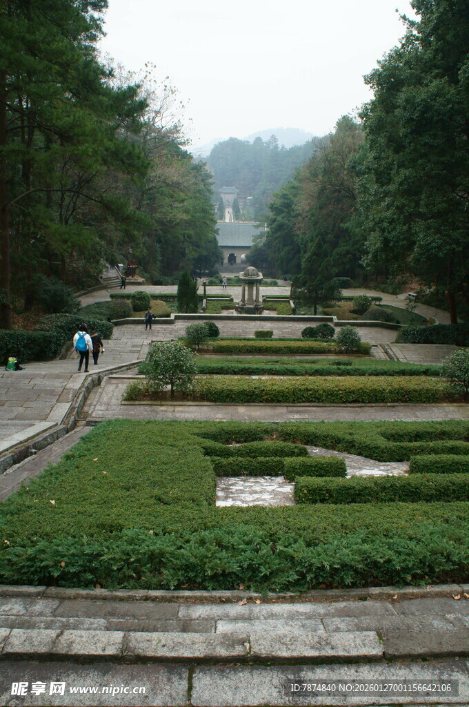 衡山园林景观中的规整绿植步道