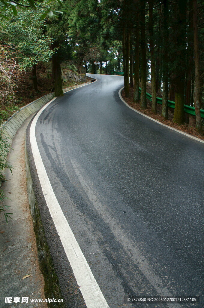 衡山蜿蜒山林间的幽静公路