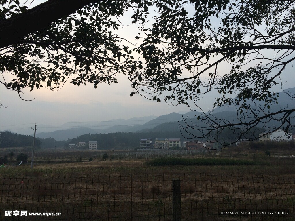 衡山黄昏下的田野与远山景色