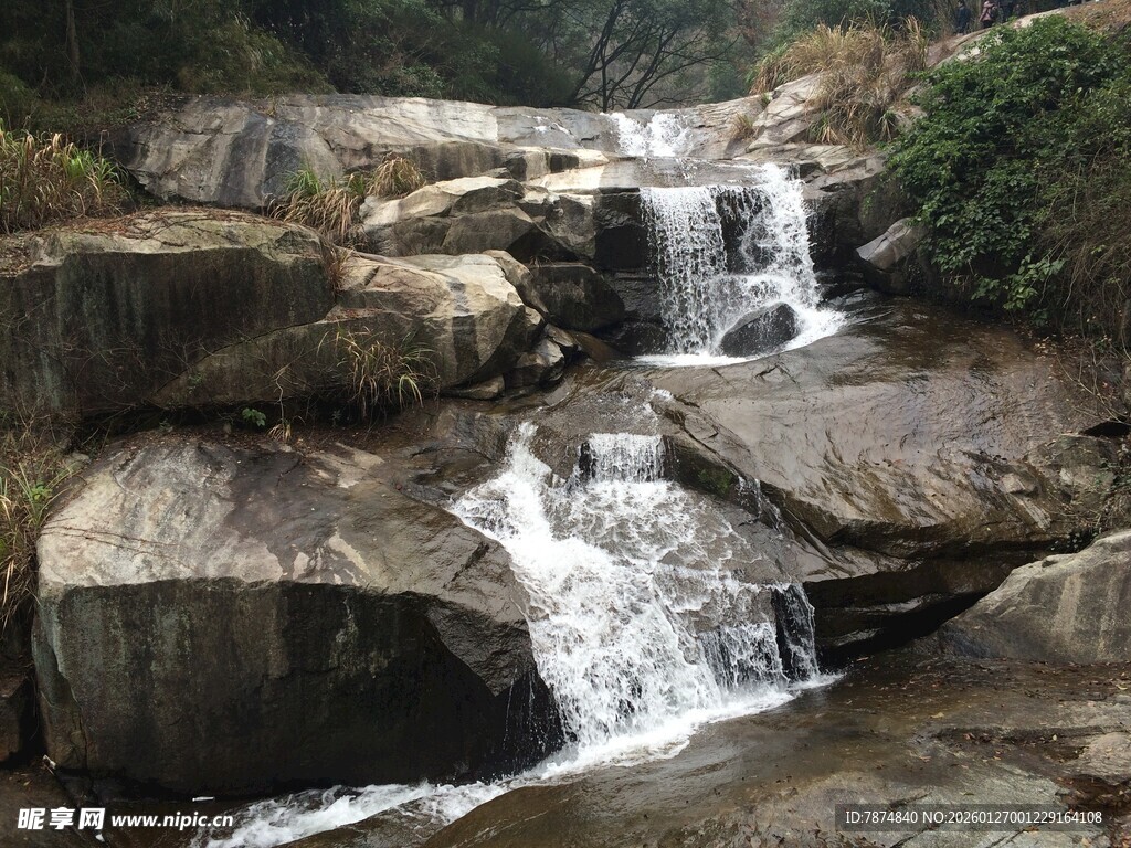 衡山山间溪流瀑布美景