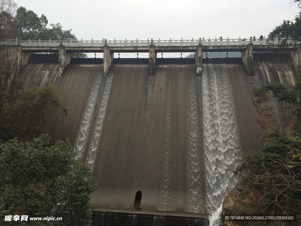 衡山壮观的户外水坝场景