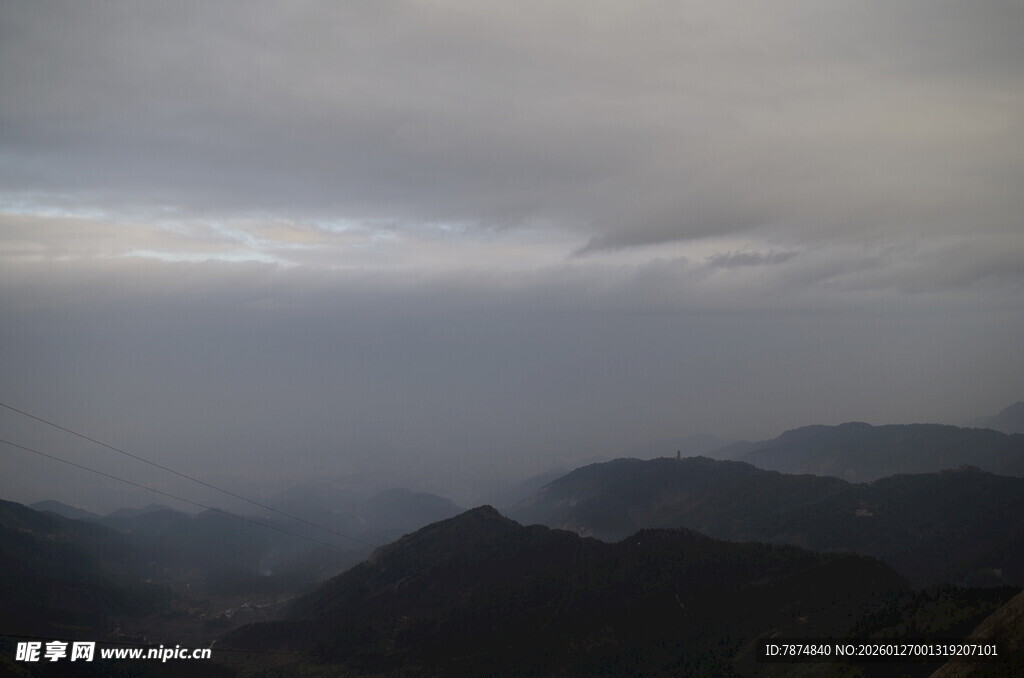 衡山云雾缭绕的山峦景色
