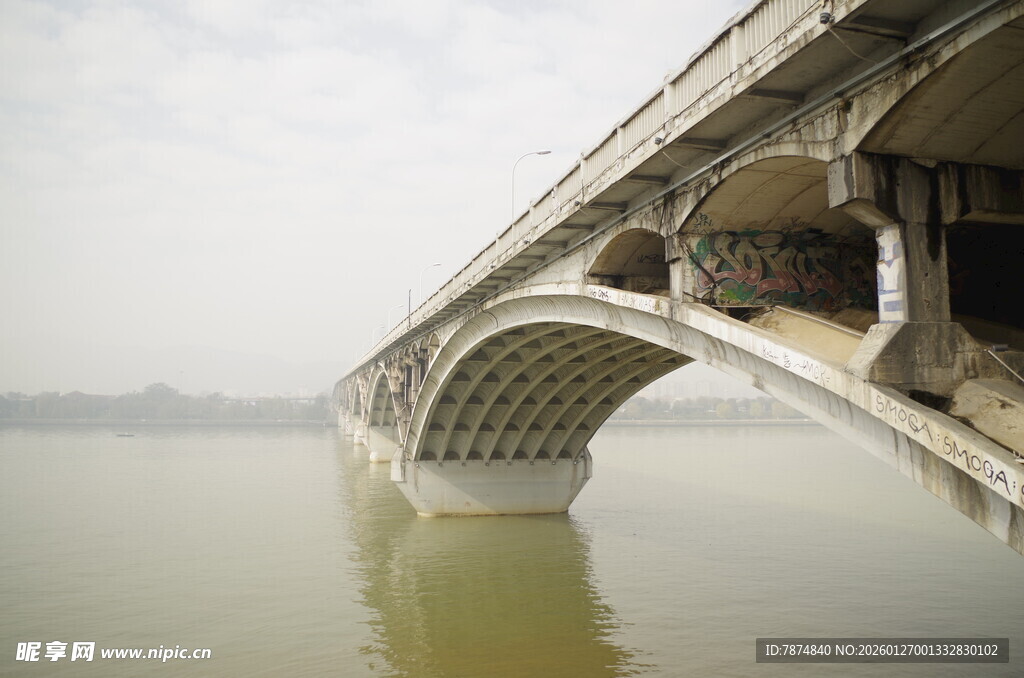 衡山江上拱形大桥壮观景象