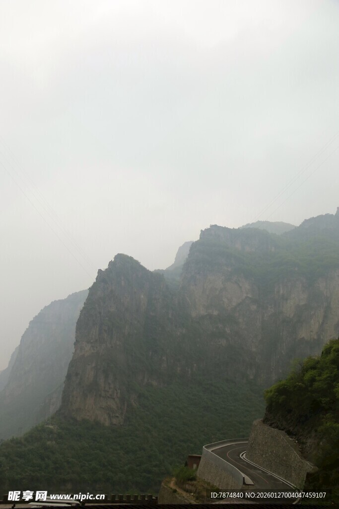 云雾缭绕的巍峨山峦