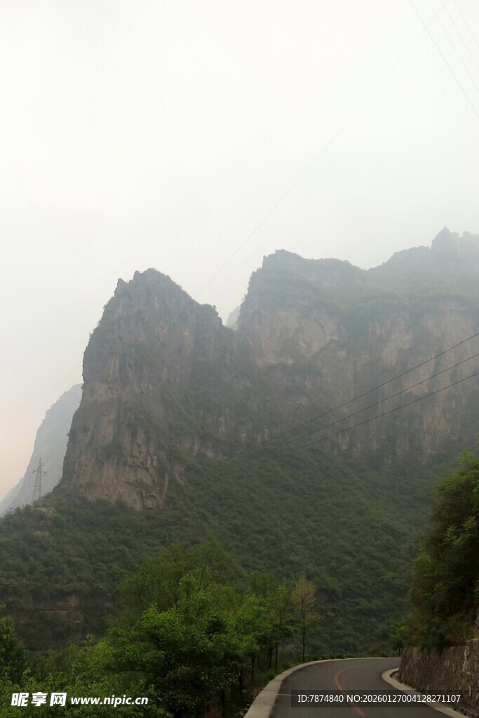 山间蜿蜒公路 云雾缭绕