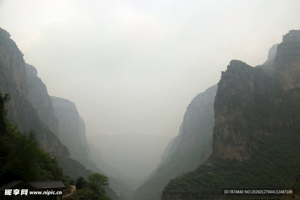 云雾缭绕的壮丽峡谷景观