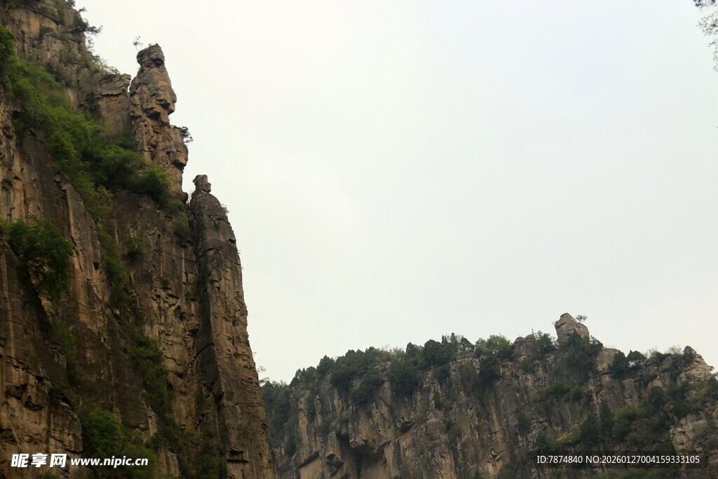 陡峭山崖景观