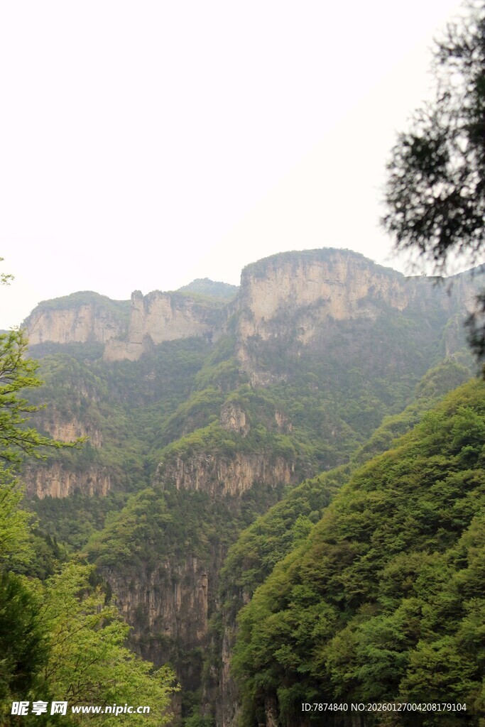 山峦叠翠间的自然景致