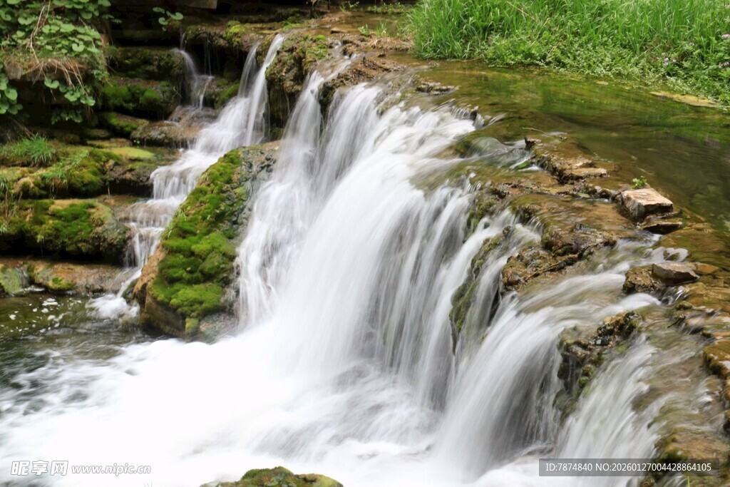 山间小瀑布流水潺潺