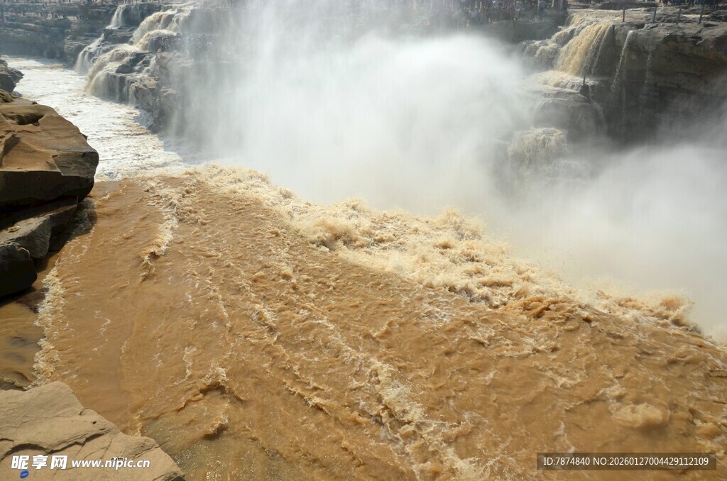 黄河瀑布湍急水流景象