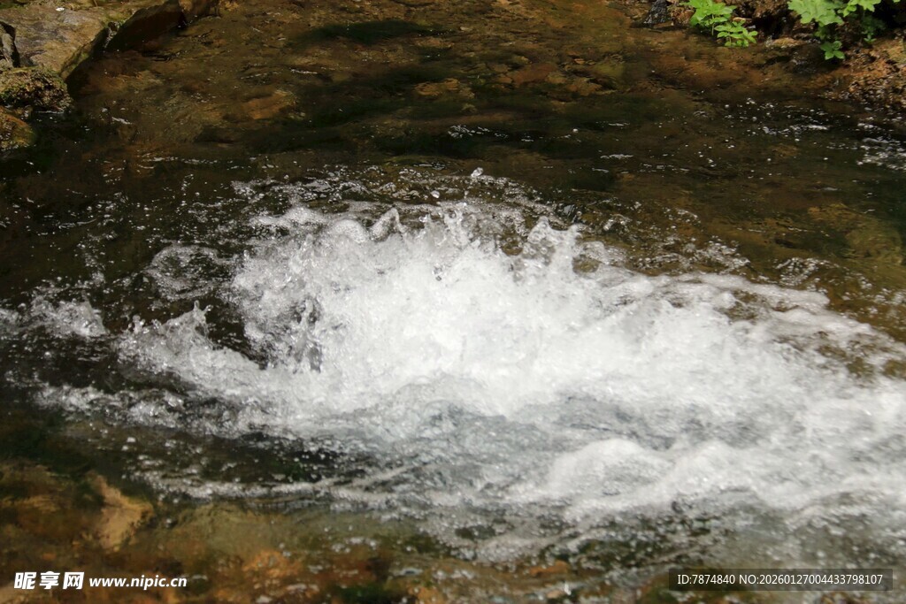 山间溪流激起白色水花