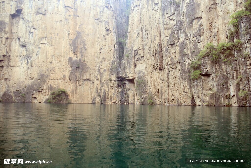 峡谷间的静谧水面