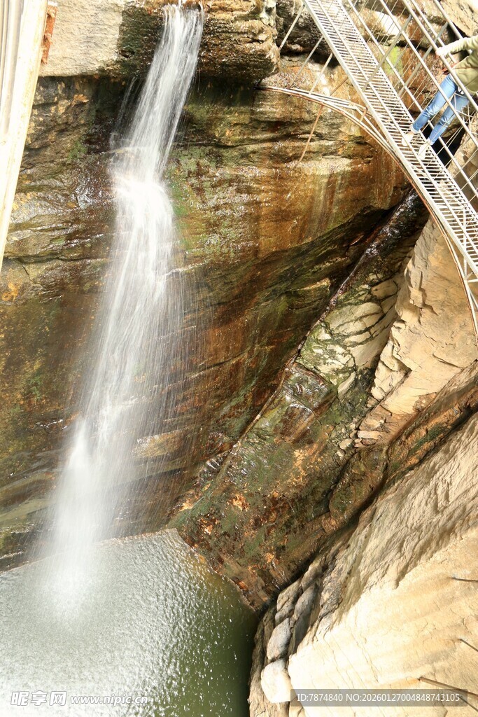 山间瀑布与金属阶梯景观