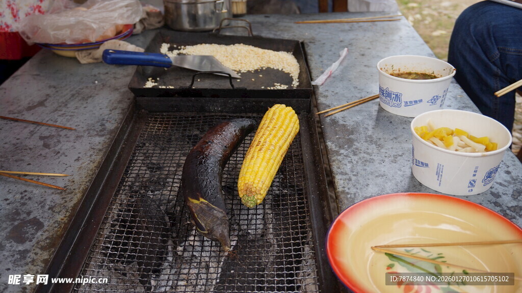 户外烧烤场景中的多样食材