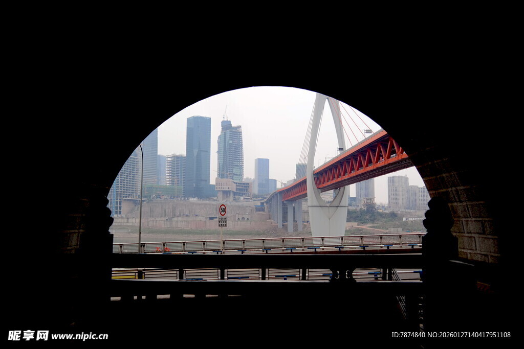 透过圆洞看城市桥梁风景