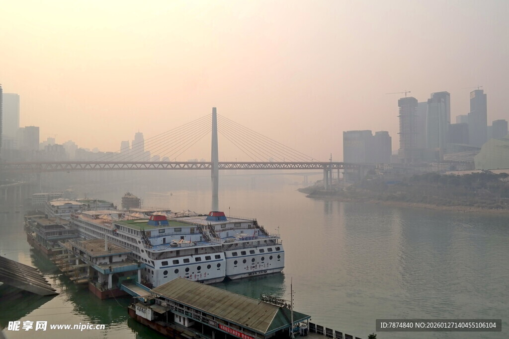 江边城市黄昏美景
