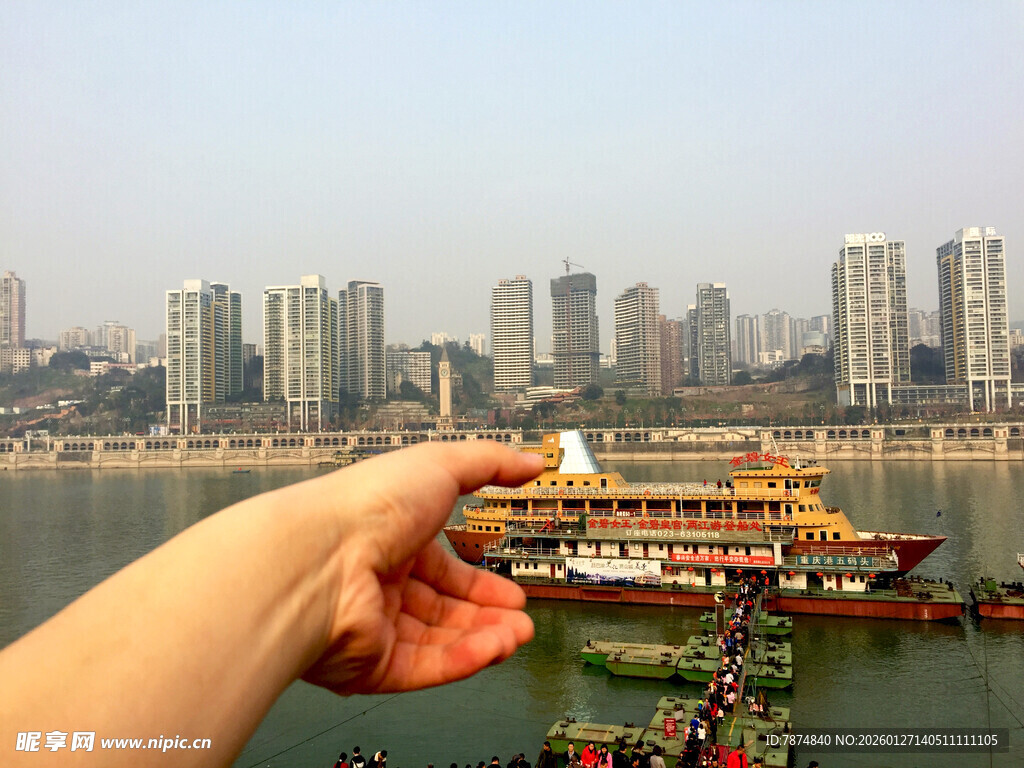 手托江上城市景观