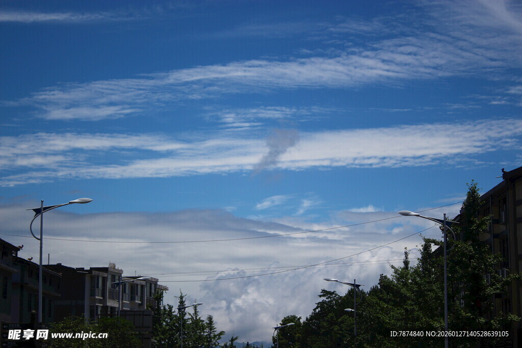 山间蓝天与飘浮的云彩