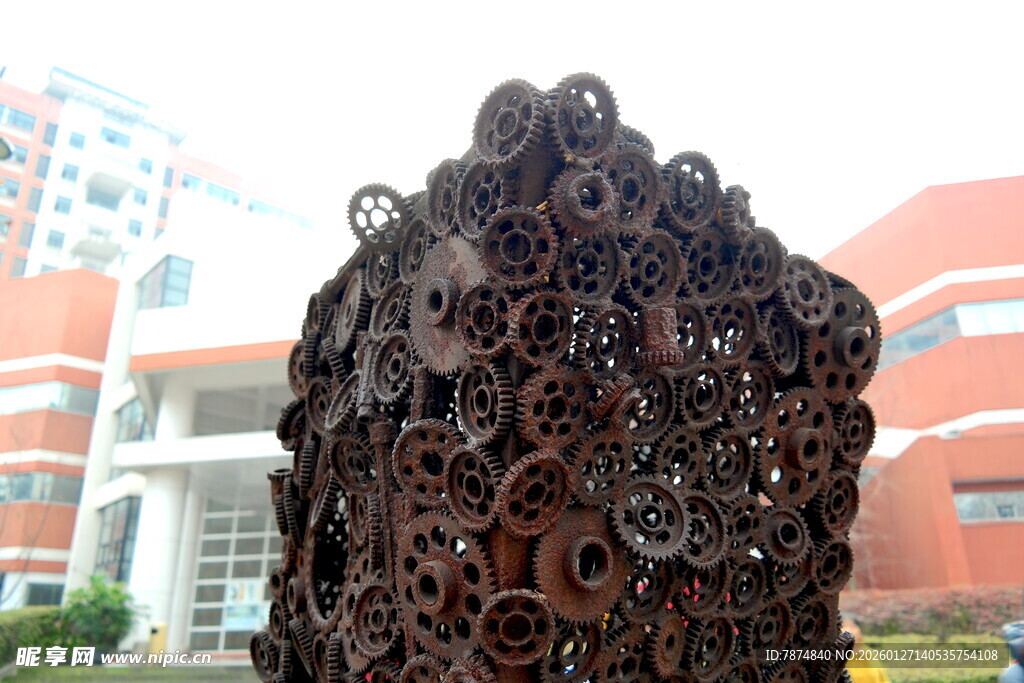 齿轮雕塑展现机械美感