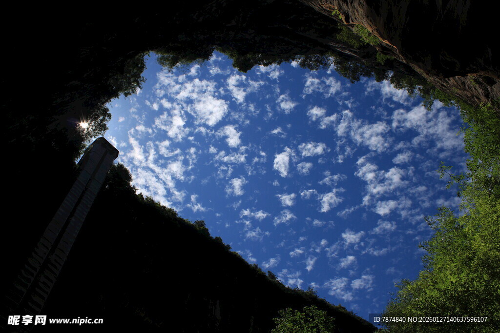 水中蓝天倒影 自然美景