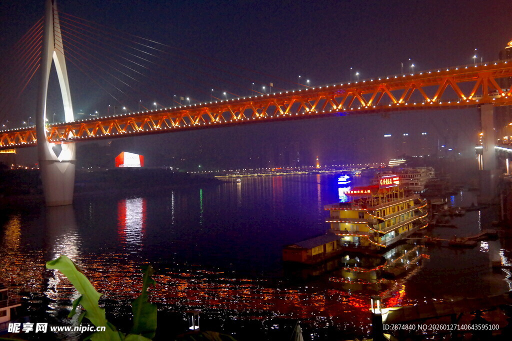 重庆夜景中的璀璨跨江大桥