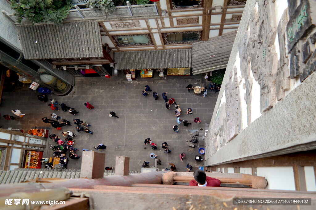 建筑内聚集人群场景