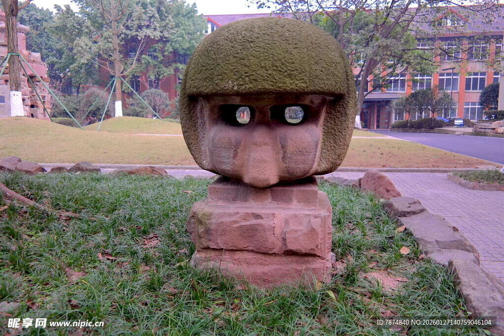 草地上的奇特雕塑头像