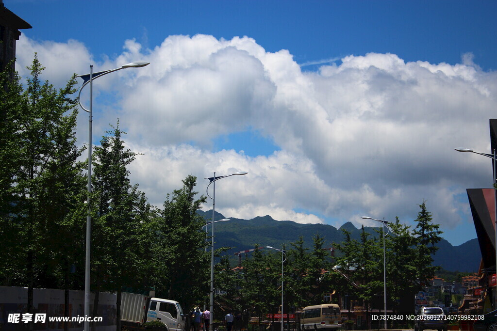 蓝天白云下的山林景致
