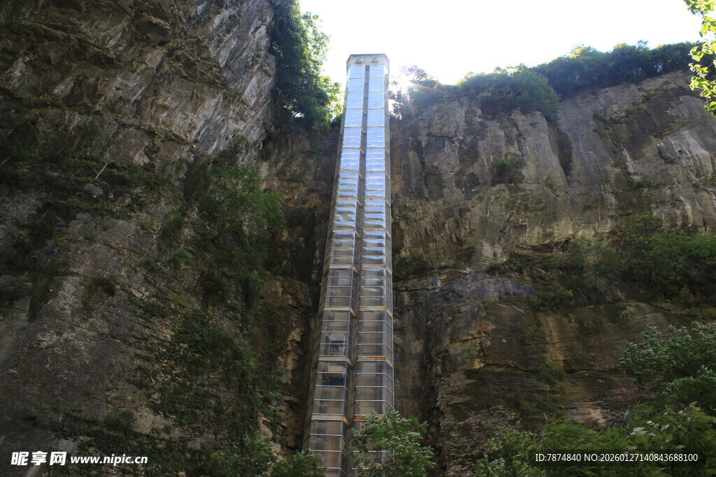 悬崖间高耸的观光电梯