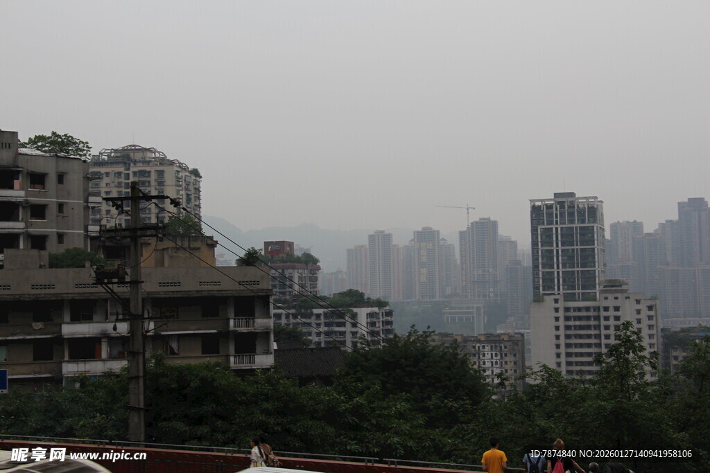 城市中老旧与现代建筑景观