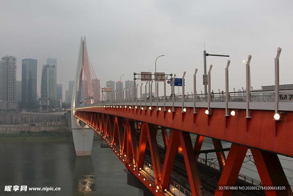 红色大桥横跨江面