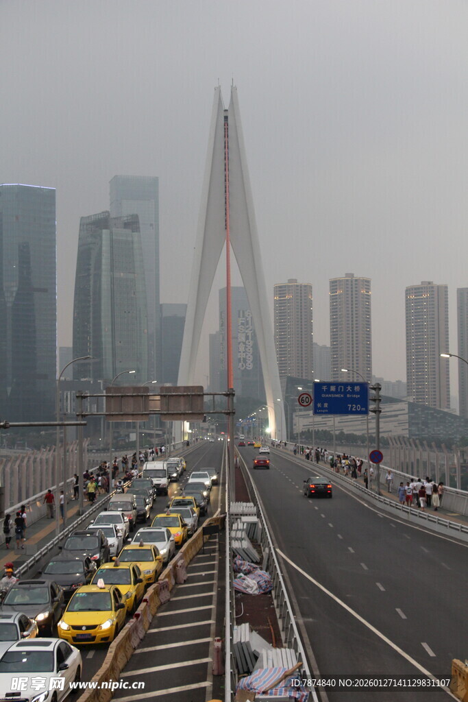 城市高架桥上车流与建筑景观