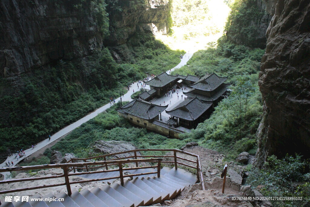 山间栈道旁的秀丽瀑布景观