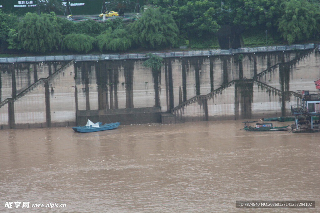 洪水下的桥梁与船只