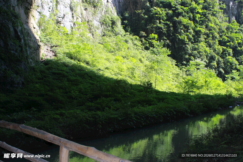 山间绿水旁的木质栈道