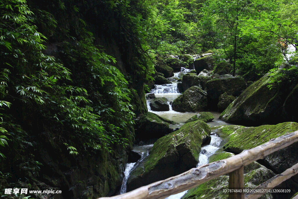 山间木栈道旁的清幽溪流