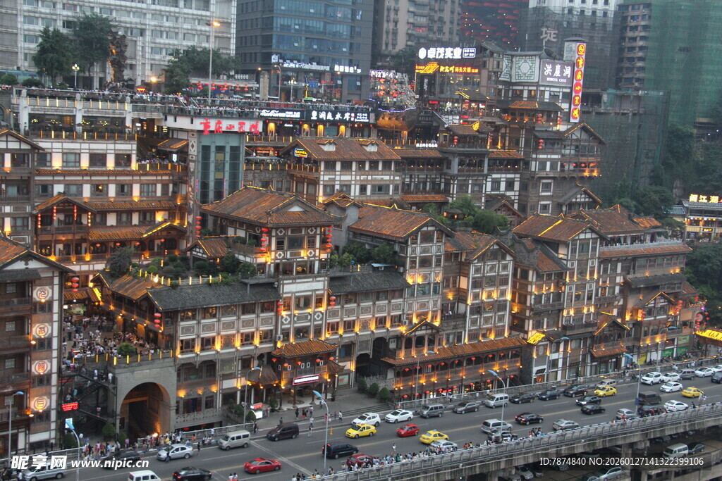 城市繁华街景与古建筑