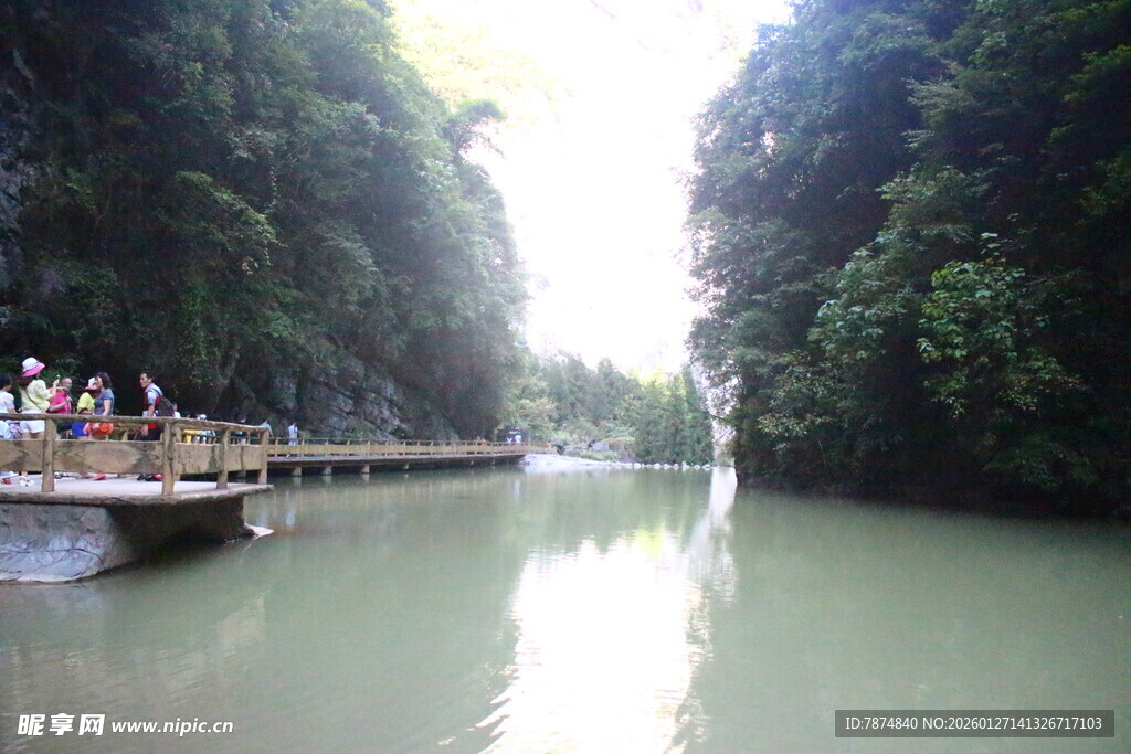 山水间的栈道美景