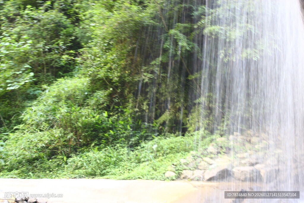 山间瀑布下的绿意景致