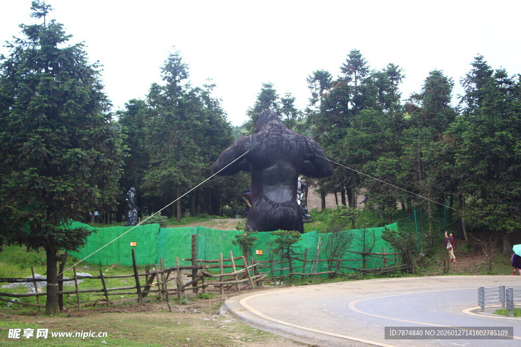 户外游乐设施建设现场