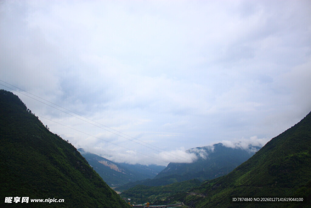 山间云雾缭绕的秀丽景致