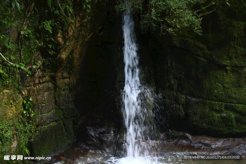 山间瀑布 绿意环绕之景