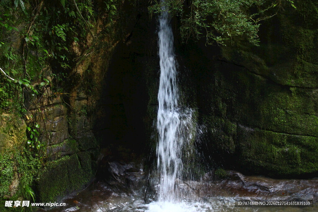 山间清幽小瀑布