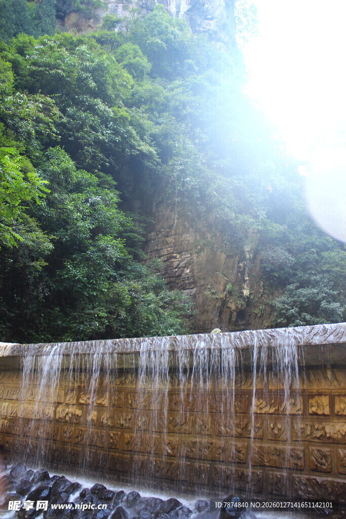 山间瀑布流水 绿意盎然