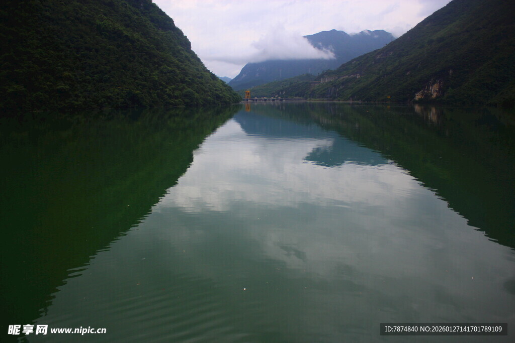 宁静峡湾中的碧绿湖水
