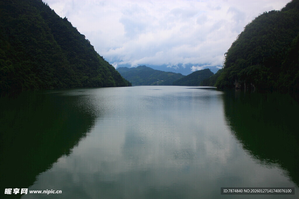 宁静山水间的澄澈湖泊