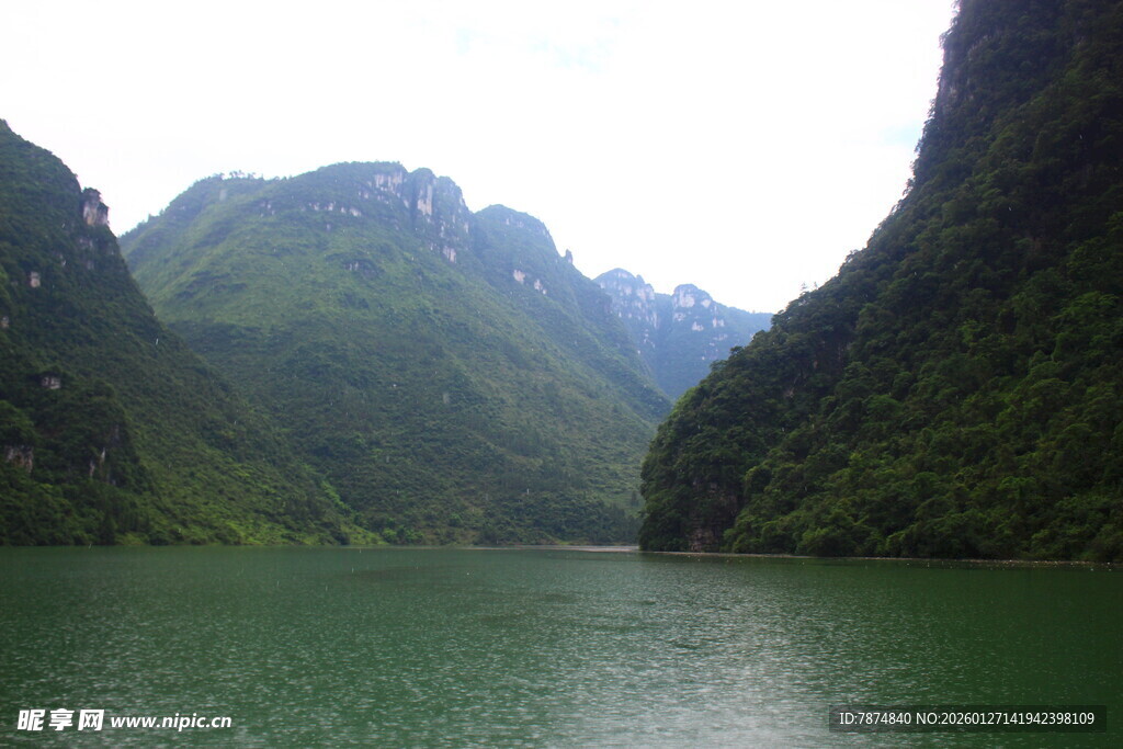 青山绿水间的秀丽湖景