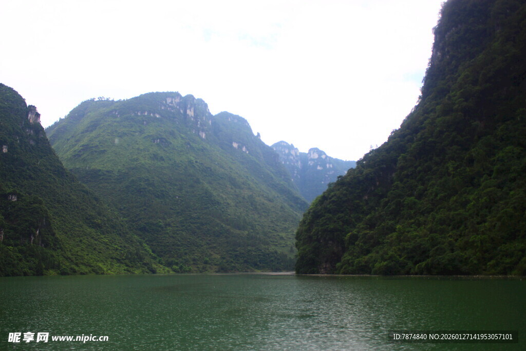 青山绿水间的秀丽河谷