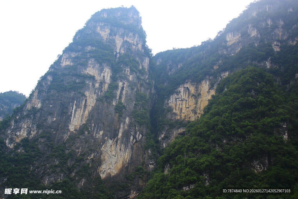 巍峨险峻的壮丽山峰